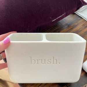 Toothbrush holder